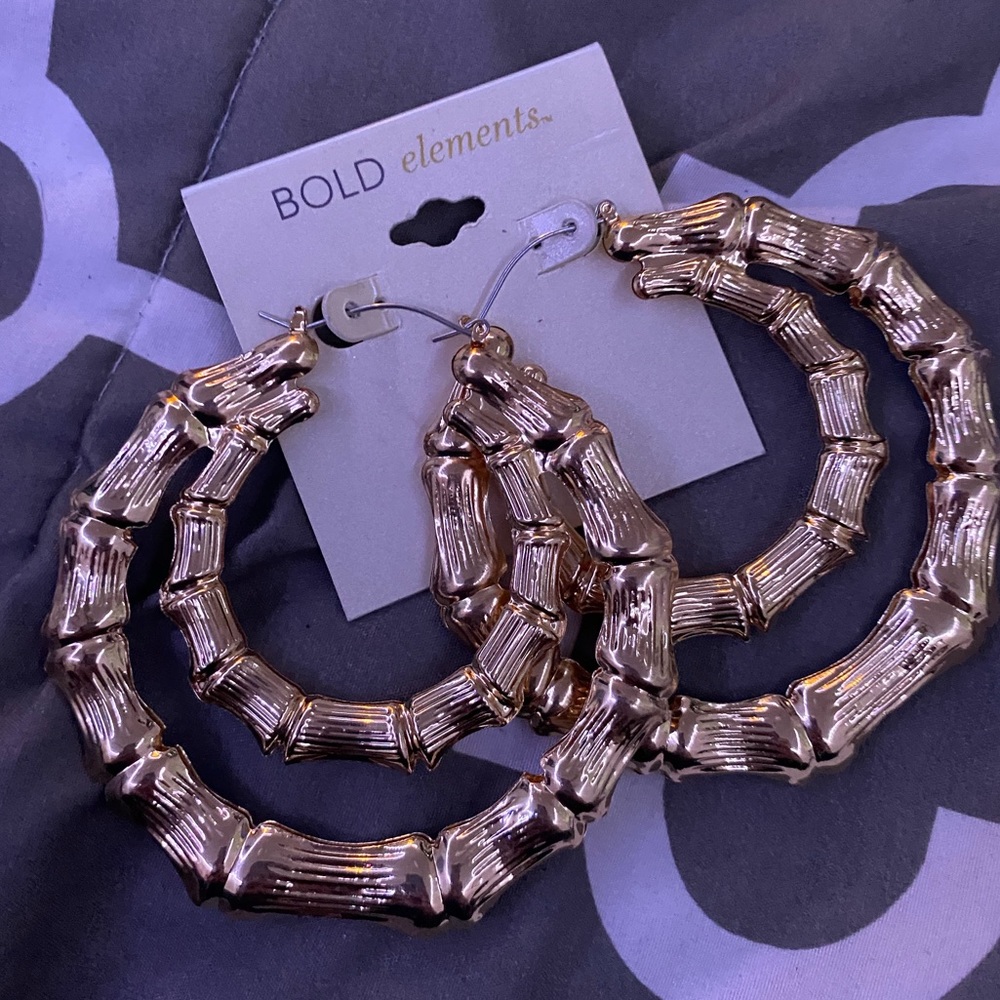 BOLD ELements gold grooved hoop earring